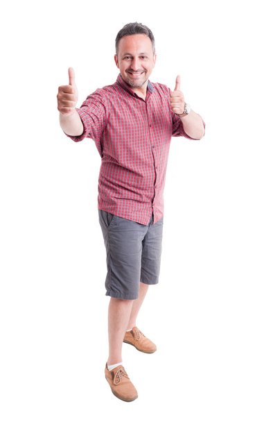 Hombre alegre mostrando pulgares hacia arriba
 - Foto, Imagen