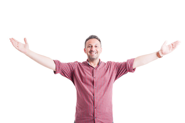 Счастливый человек с распростертыми объятьями
 - Фото, изображение