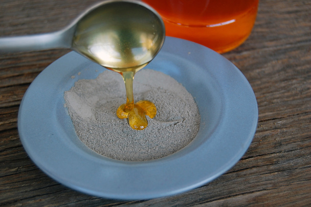 Kosmetikerde in einer Keramikschüssel mit Honig. Wellness Körper- und Gesichtsbehandlung - Foto, Bild