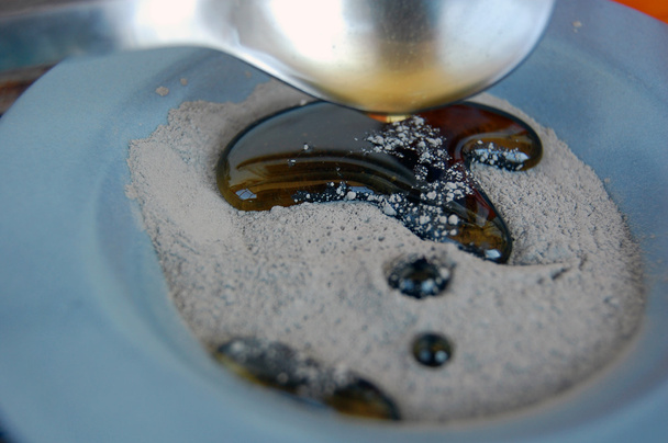 Argilla cosmetica in una ciotola di ceramica con miele. Trattamento corpo e viso Spa
 - Foto, immagini