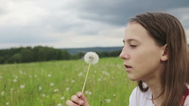 Girl blowing dandelion - Footage, Video