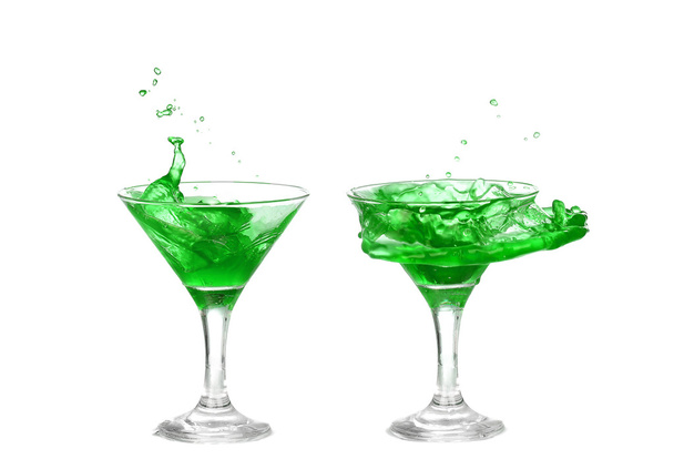 Yeşil kokteyl beyaz arka plan üzerinde izole sıçrama ile kolaj - Fotoğraf, Görsel