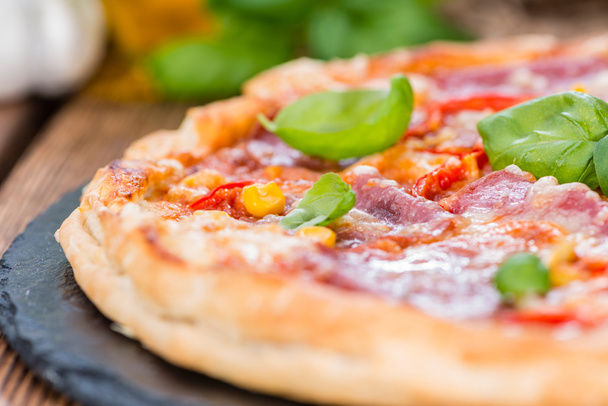Szalámis pizza és bazsalikommal - Fotó, kép