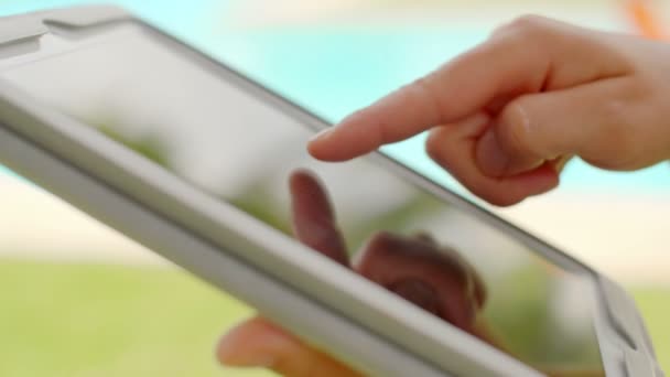 mulheres mãos usando tablet
 - Filmagem, Vídeo