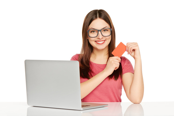 smiling businesswoman with laptop and credit card - Foto, Imagem
