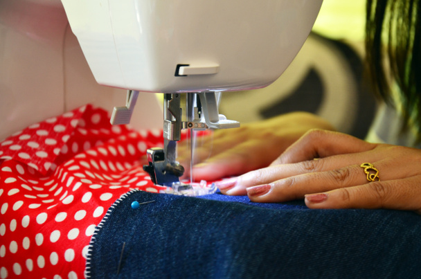 Las mujeres asiáticas utilizan la máquina de coser ropa
 - Foto, Imagen
