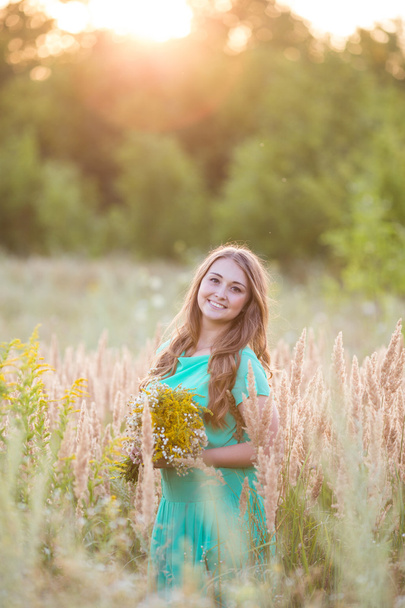 Portrait artistique de jeune belle brune sur prairie verte
.  - Photo, image