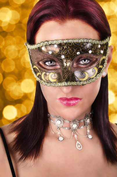 красивая женщина в карнавальной маске
 - Фото, изображение