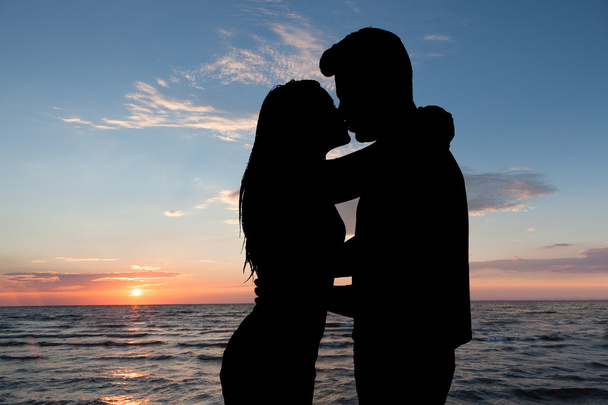 pari suudella rannalla
 - Valokuva, kuva