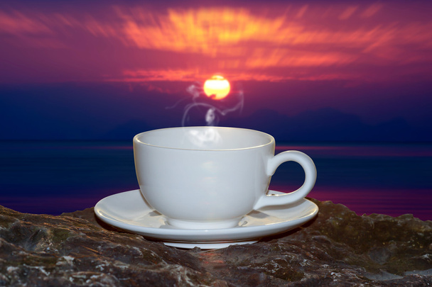 café sur le rocher et coucher de soleil
 - Photo, image
