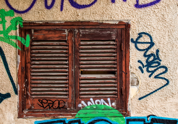 Fenêtre avec volet et graffiti
 - Photo, image