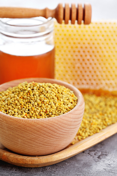Cuenco lleno de polen de abeja con panal de miel
 - Foto, Imagen