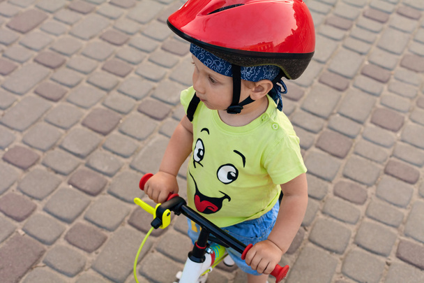 Pequeño conductor de bicicleta
 - Foto, Imagen