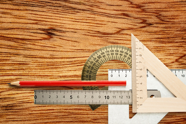 Складання дерев'яних і сталевих інструментів олівцем
 - Фото, зображення