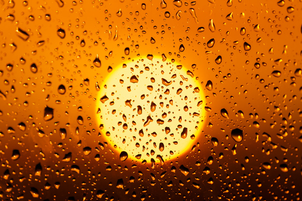 Koude regendruppels op venster - Foto, afbeelding
