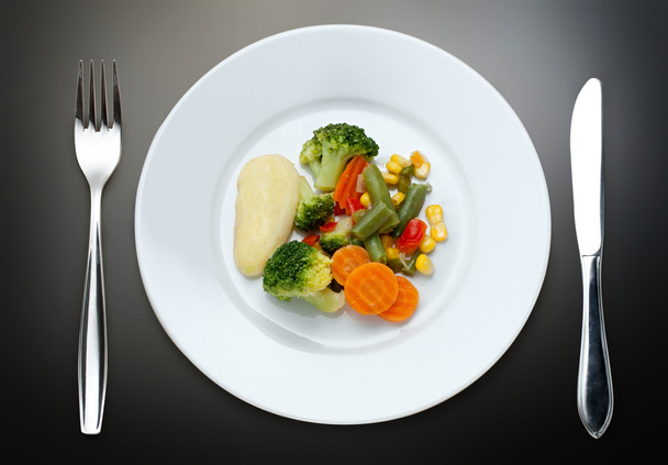 Verduras fritas en el plato
 - Foto, imagen