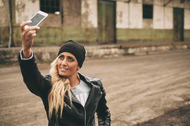 Bionda donna fare selfie
 - Foto, immagini