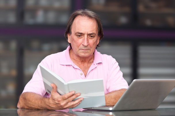 Senior Man with Computer at Office - Foto, Bild