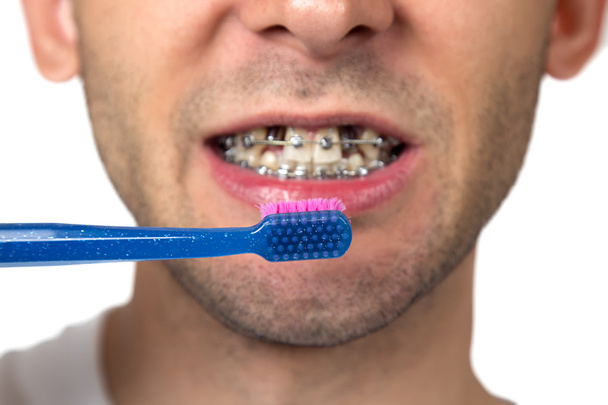 Foto di uomo pulizia dei denti
 - Foto, immagini