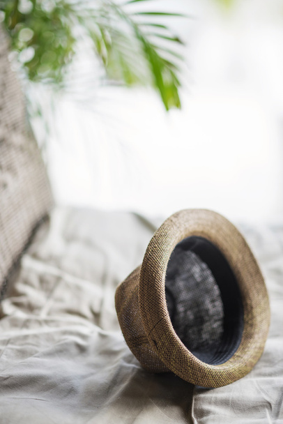 dorywczo brązowy Słomkowy kapelusz w tropikalnej scenerii - Zdjęcie, obraz