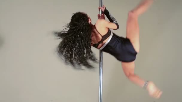 Dancer doing acrobatic tricks - Filmati, video