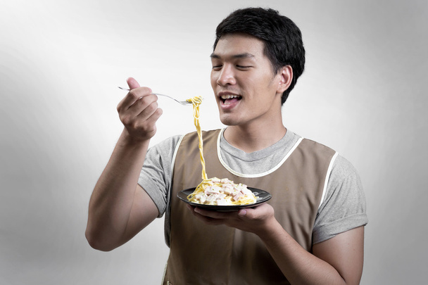 Asiático homem comendo espaguete carbonara
 - Foto, Imagem