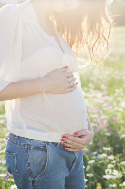 Szczęśliwa kobieta w ciąży w zachód światło - Zdjęcie, obraz