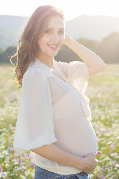 Беременная женщина в лучах заката
 - Фото, изображение
