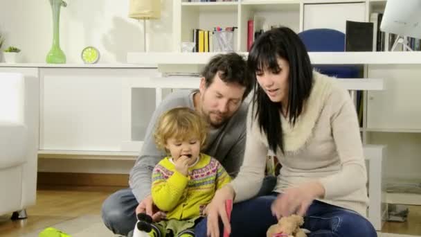 οικογένεια που διασκεδάζει στο σπίτι - Πλάνα, βίντεο