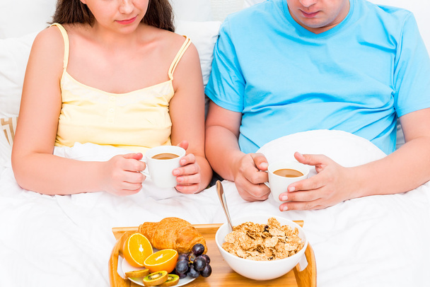 ein Tablett mit Frühstück für junge Paare - Foto, Bild