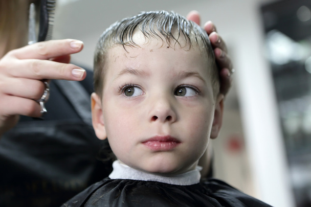 Serious boy at hairdresser salon - Foto, afbeelding