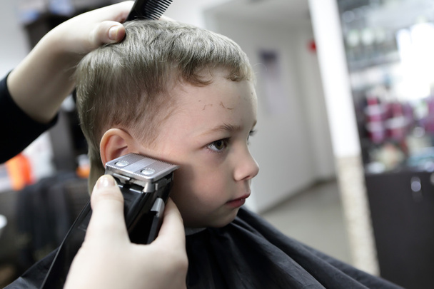 Serious child at the barbershop - Foto, Imagem