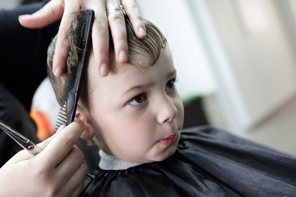 Serious kid at hairdresser salon - Fotografie, Obrázek