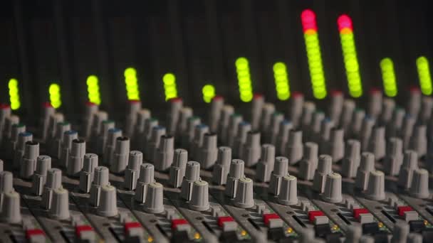 Επαγγελματικό στούντιο εξοπλισμός με ελεγκτή ήχου και ισοσταθμιστή - Πλάνα, βίντεο