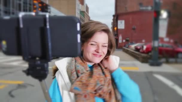 Kobieta pozuje z Selfie Stick - Materiał filmowy, wideo