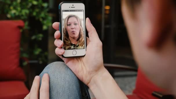 Συνομιλία μέσω βίντεο με ένα Smartphone έξω - Πλάνα, βίντεο