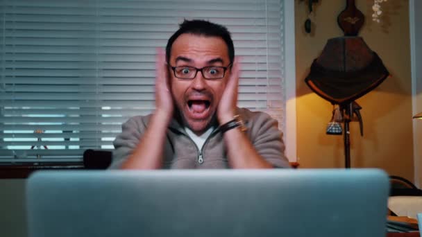 Looping σοκαρισμένος Man σε υπολογιστή - Πλάνα, βίντεο