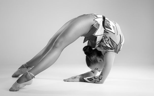 Krásná mladá žena ohebná gymnastické náčiní v ateliéru - Fotografie, Obrázek