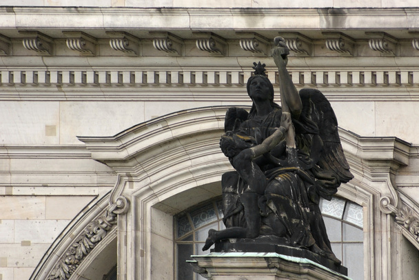 Берлінський собор з чорним скульптура - Фото, зображення