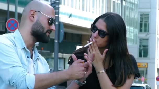 άνθρωπος πυρκαγιές γυναίκες τσιγάρο στην πόλη - Πλάνα, βίντεο
