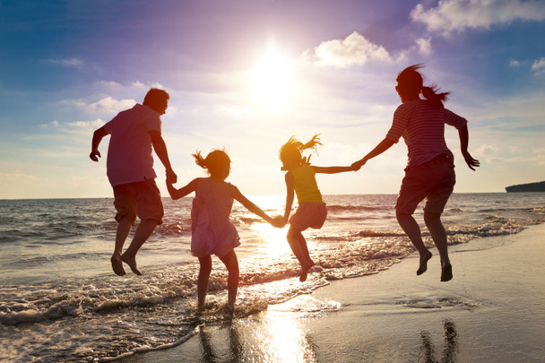 familia feliz saltando juntos en la playa
 - Foto, Imagen