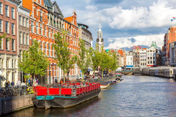 Canales y barcos de Ámsterdam en Holanda
 - Foto, imagen