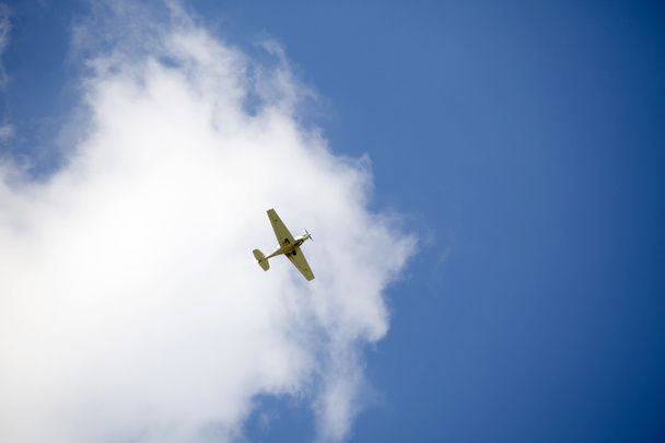 motorové letadlo létat na modré obloze - Fotografie, Obrázek