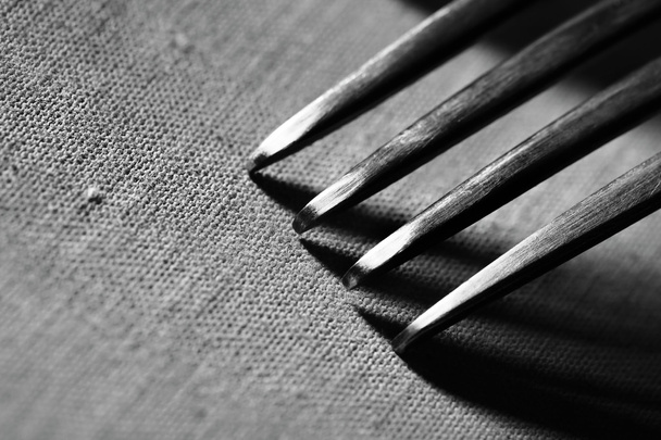 Вилка на шорсткому тканинному текстурованому фоні
 - Фото, зображення