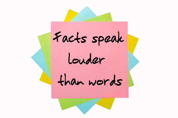 spreekwoord "feiten spreken luider dan woorden" geschreven op bos van s - Foto, afbeelding