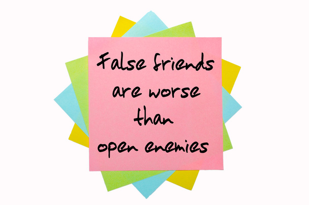 Sanonta "Väärät ystävät ovat pahempia kuin avoimet viholliset" kirjoitettu o
 - Valokuva, kuva