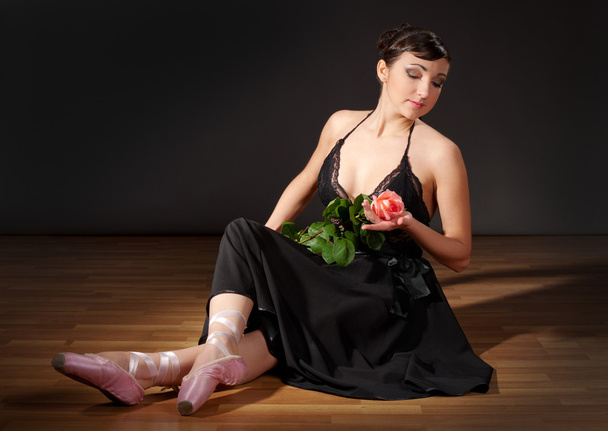 Ballerina sit on the floor - Foto, Imagen