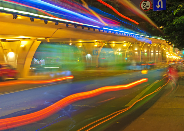υψηλής ταχύτητας κυκλοφορίας και θολή φως μονοπάτια κάτω από την αερογέφυρα - Φωτογραφία, εικόνα