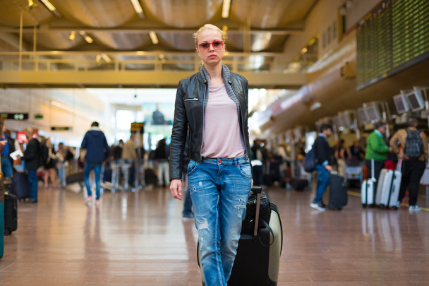 Naispuolinen matkustaja kävely lentokentän terminaali
. - Valokuva, kuva