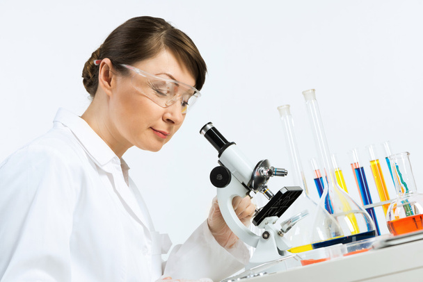 female scientist working in lab - Valokuva, kuva